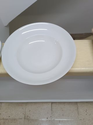 Cubiertos, platos, cristales para mesas, sillas