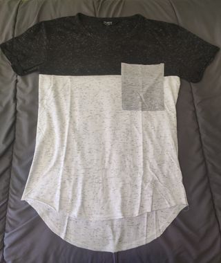 Camiseta negra y blanca