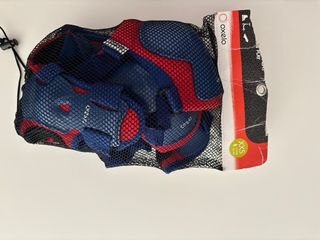 DOS juegos de coderas y rodilleras