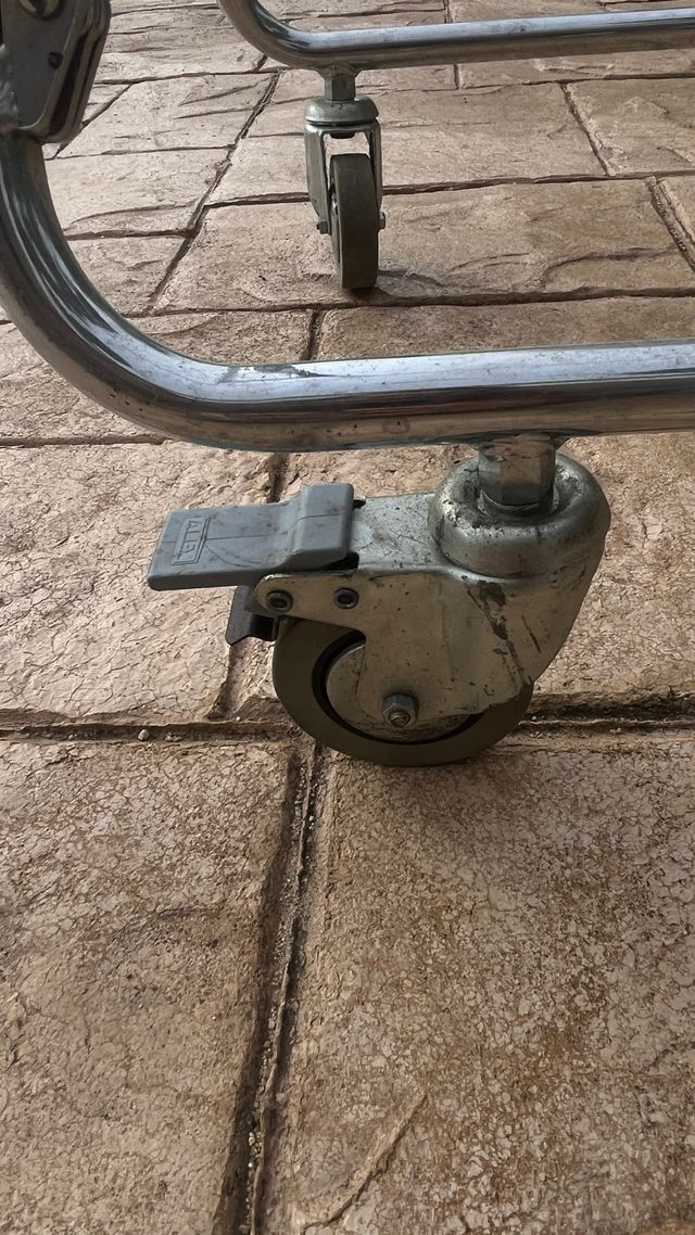 2 Percheros de ropa portátil y plegable.