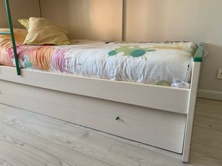 Dormitorio juvenil con tres camas