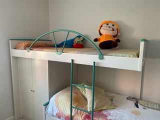 Dormitorio juvenil con tres camas