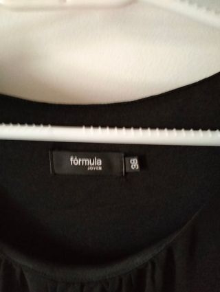 Vestido negro formula joven