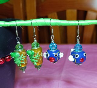 Dos pares de pendientes con cuentass