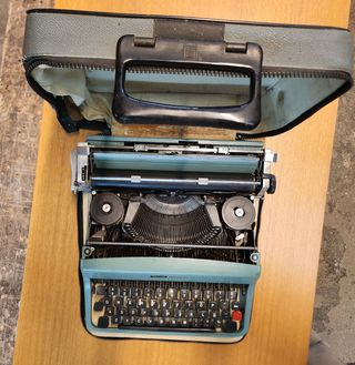 MAQUINA DE ESCRIBIR OLIVETTI LETTERA 32