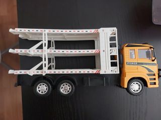 Camión transporta coches