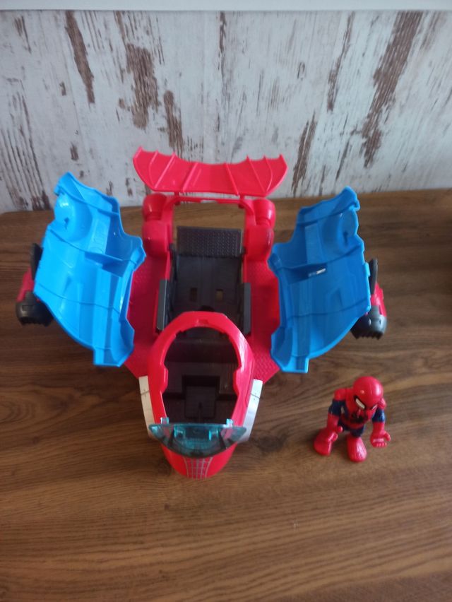 Nave Spidermam. Con figura incluida. Marvel