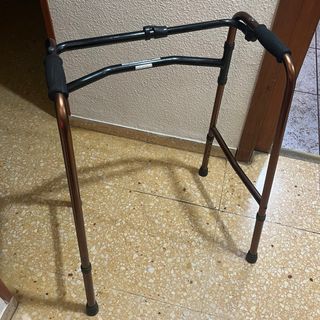 Andador persona mayor