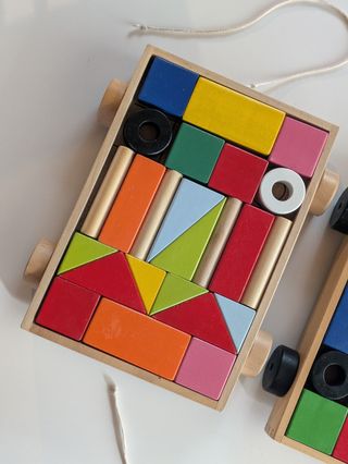 2 Construcciones de madera con carrito