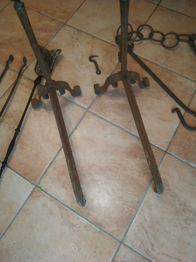 Antichi alari in ferro battuto