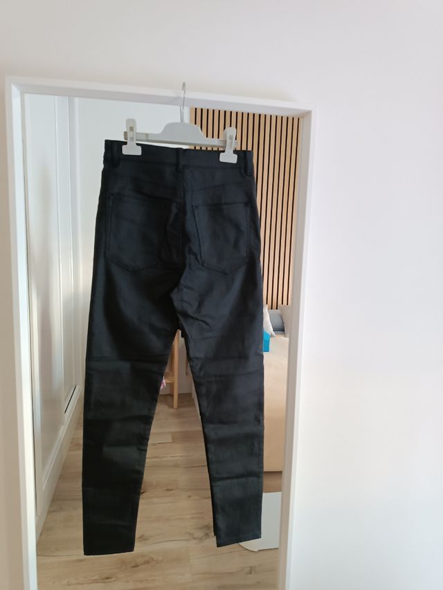 PANTALONES ELÁSTICOS POLIPIEL NEGROS PULL&BEAR
