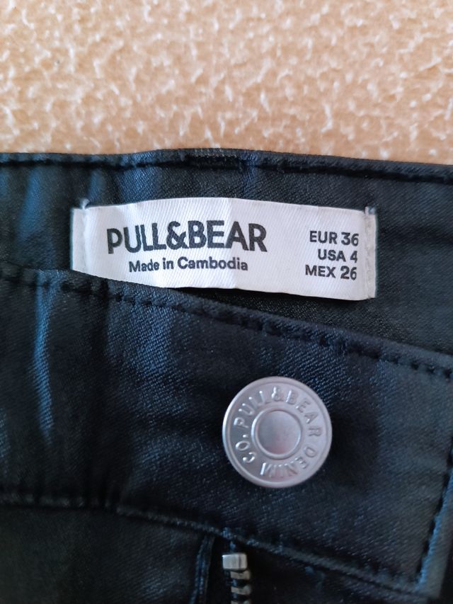 PANTALONES ELÁSTICOS POLIPIEL NEGROS PULL&BEAR
