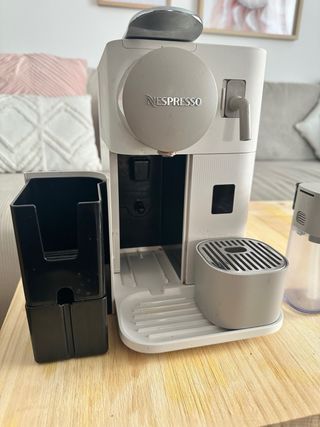 Cafetera Nespresso blanca Lattissima