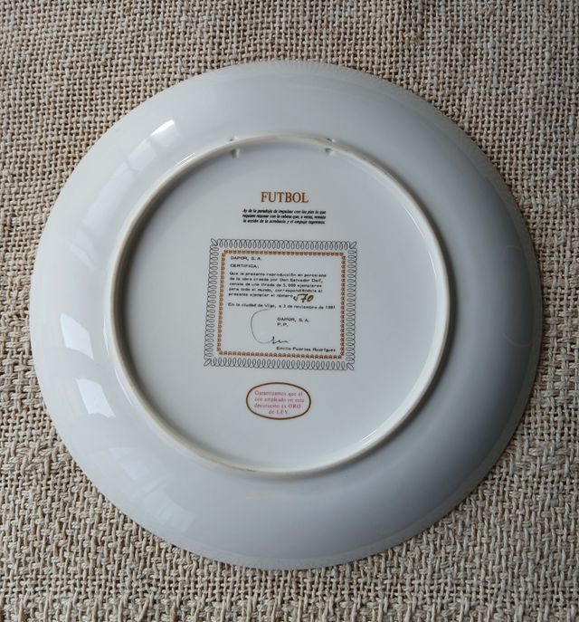 SALVADOR DALÍ Plato Col. FUTBOL 26cmØ