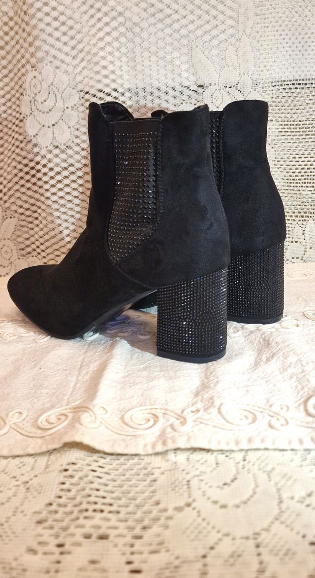 Stivaletti corti scamosciati con tacco e strass