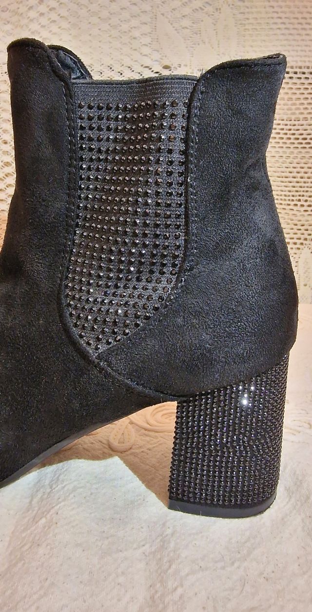 Stivaletti corti scamosciati con tacco e strass