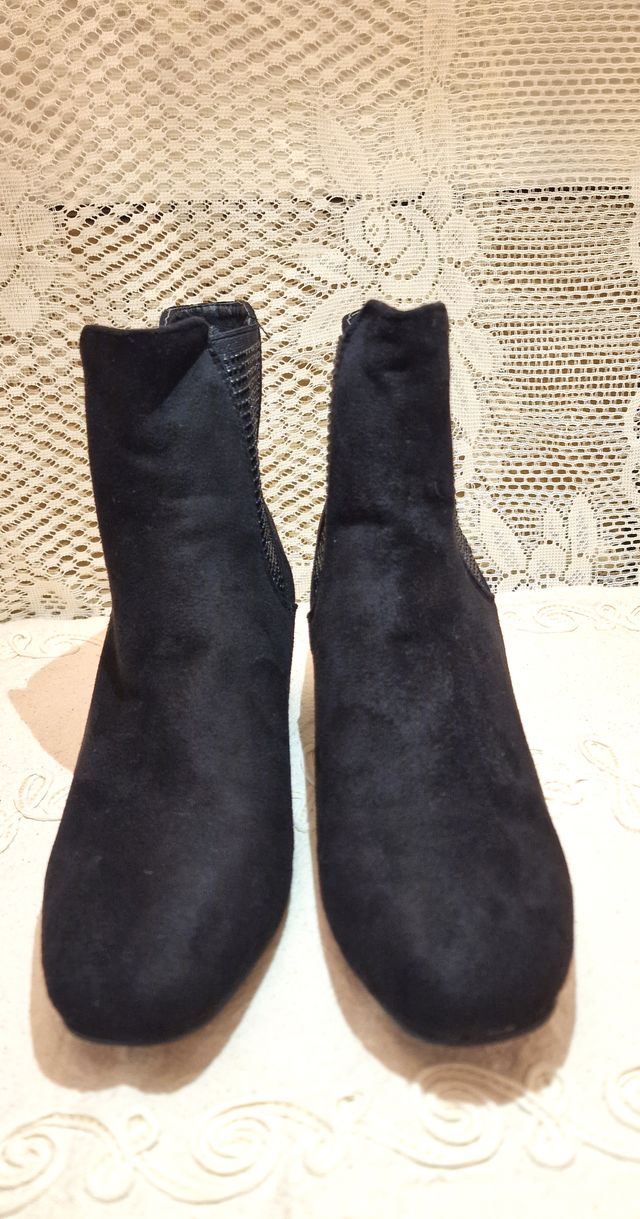 Stivaletti corti scamosciati con tacco e strass