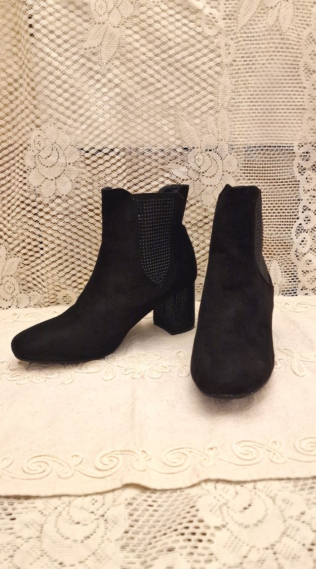 Stivaletti corti scamosciati con tacco e strass