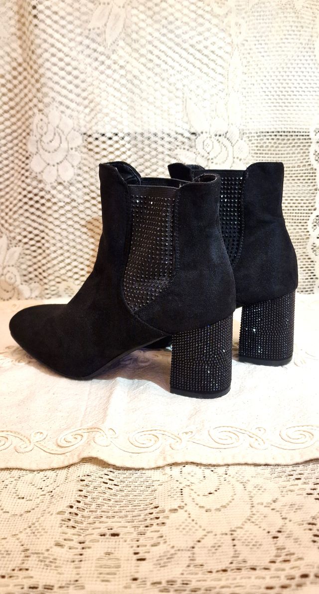 Stivaletti corti scamosciati con tacco e strass