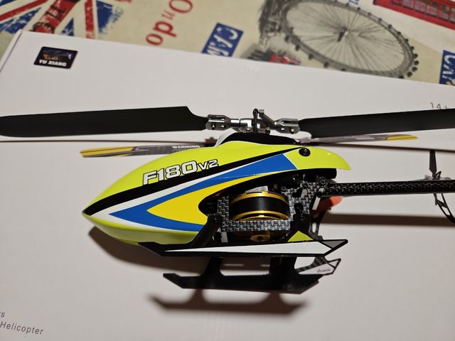 Helicóptero F180 FBL Carbón