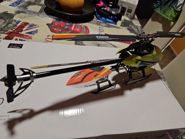 Helicóptero F180 FBL Carbón