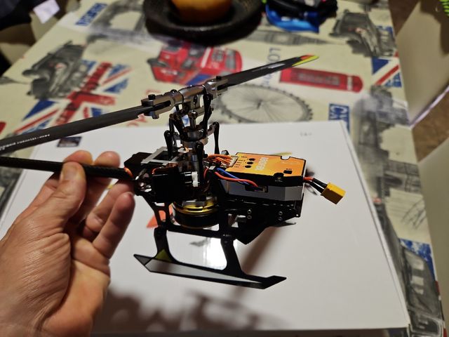 Helicóptero F180 FBL Carbón