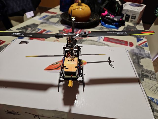 Helicóptero F180 FBL Carbón