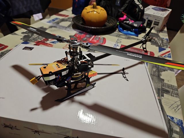 Helicóptero F180 FBL Carbón