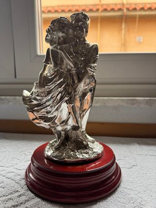 Figura bañada en plata