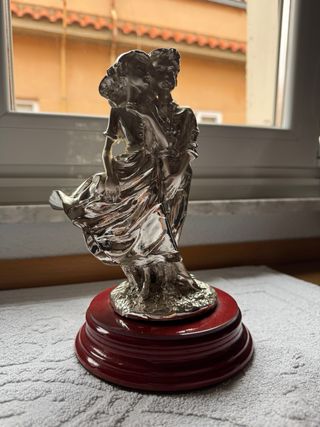 Figura bañada en plata