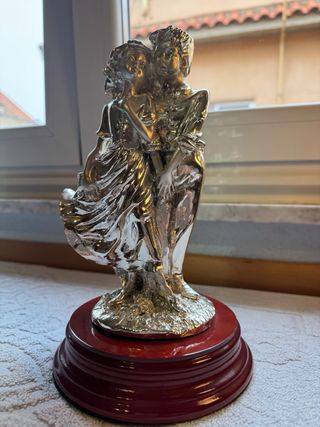 Figura bañada en plata