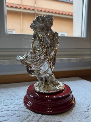 Figura bañada en plata