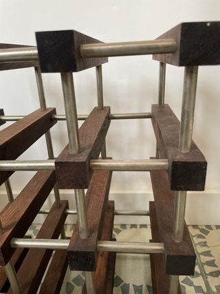 Botellero de madera oscura y acero inoxidable