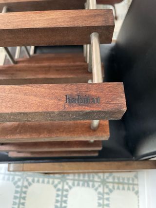 Botellero de madera oscura y acero inoxidable