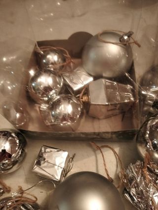 Enfeites de natal prateados