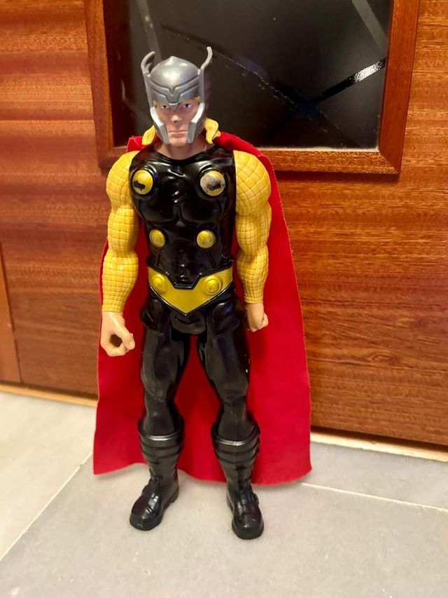 Muñeco Thor Titan hero grande