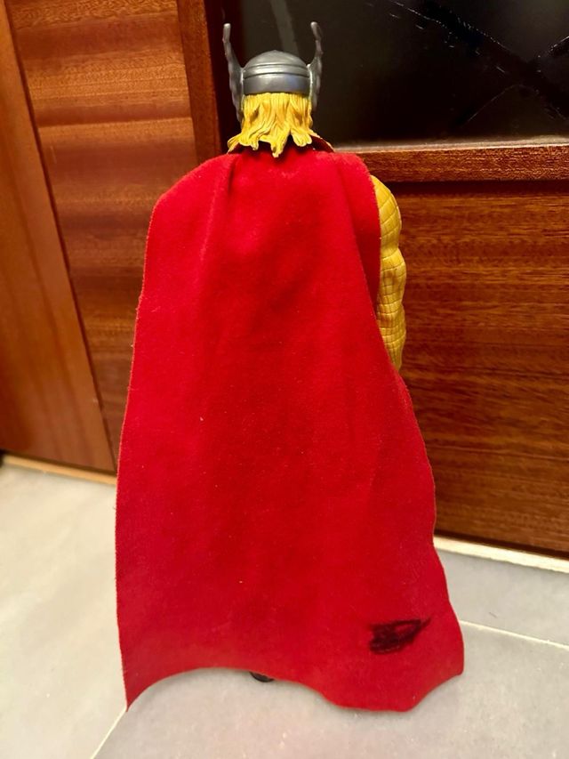 Muñeco Thor Titan hero grande