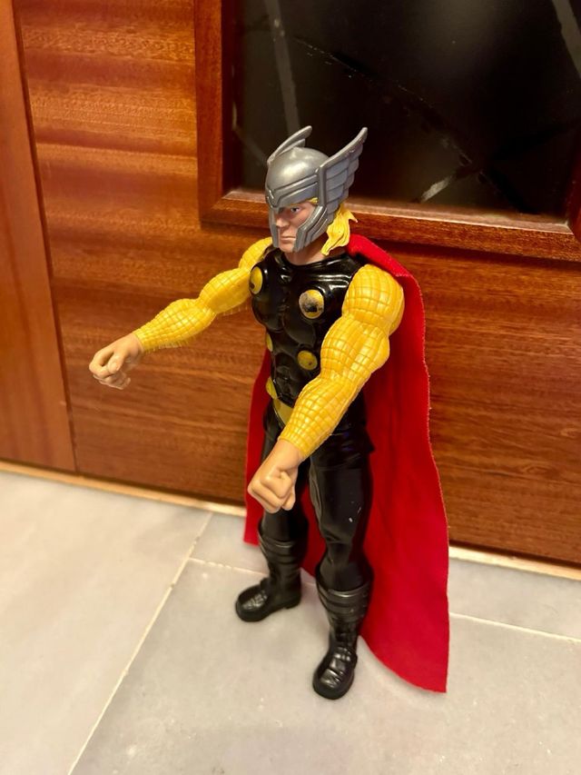 Muñeco Thor Titan hero grande