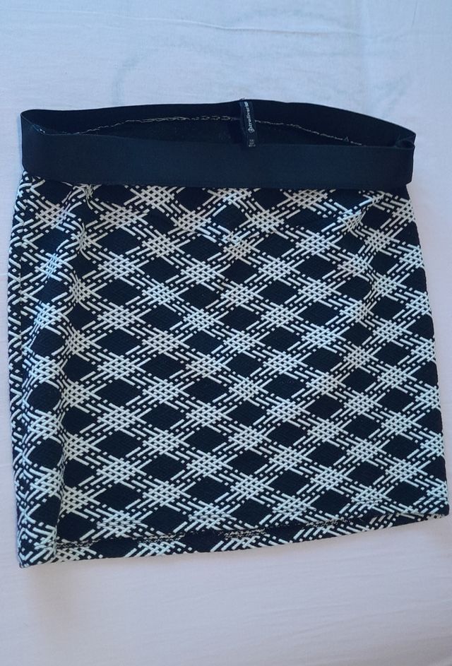 Falda corta L stradivarius