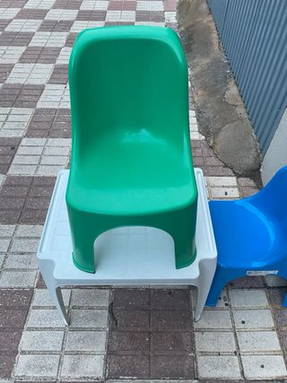 Mesa y sillas de plástico  para niños.