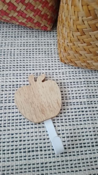 Colgador de pared manzana. Metal y madera.