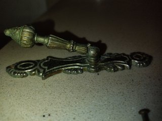 Tirador metálico dorado