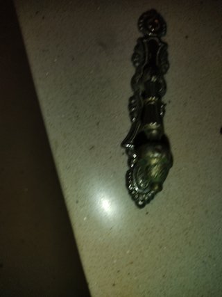 Tirador metálico dorado