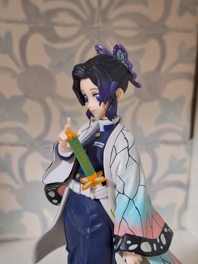 Kimetsu no yaiba shinobu figure, box included