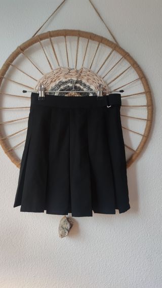 Falda negra de tablas 