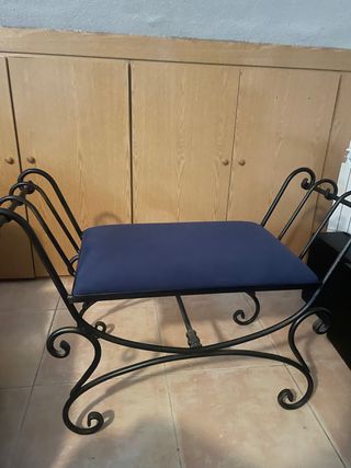 Banco pie de cama , de forja tapizado azul 
