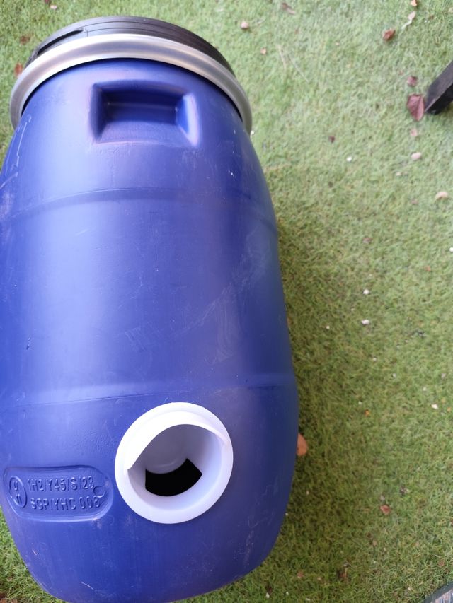 Comedero de gallinas y otras aves 