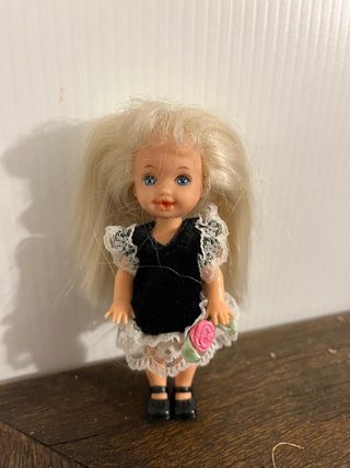 Bambina della Barbie con vestito