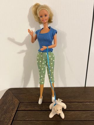 Barbie con cane al guinzaglio