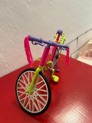 Barbie vestita sportiva con bicicletta